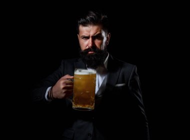 Bira içen zarif bir adam. Bira bardağı tutan mutlu bira üreticisi.