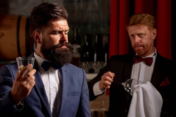 Barman u pultu. Hipster v baru. Starý tradiční whiskey drink. Gentlemanský nápoj. — Stock fotografie