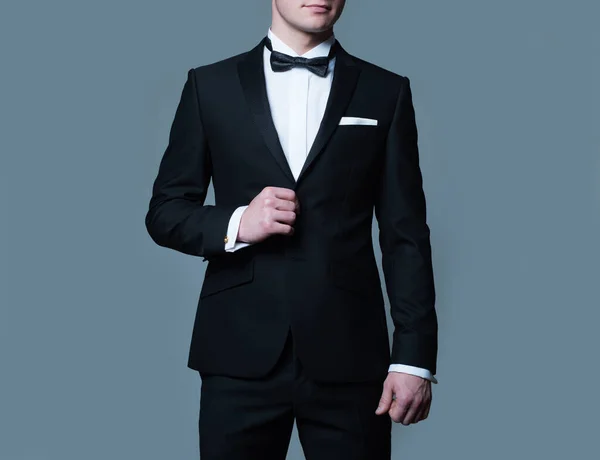 Heren in zwart pak. Mannelijke mode. Zakelijk uiterlijk. Elegante en stijlvolle kleding. — Stockfoto
