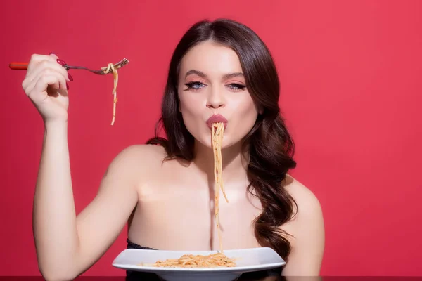 Sexig kvinna äter god pasta. Mat från Italien. Carbonara spaghetti. Italienskt kökskoncept. — Stockfoto