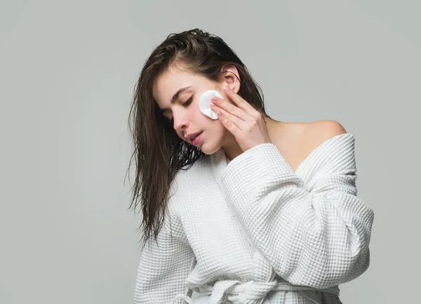 Maquillaje removedor. Hermosa mujer con una esponja y agua micelar. Mujer de belleza con piel limpia y saludable, maquillaje natural, concepto de spa. Hermosa chica tierna. —  Fotos de Stock