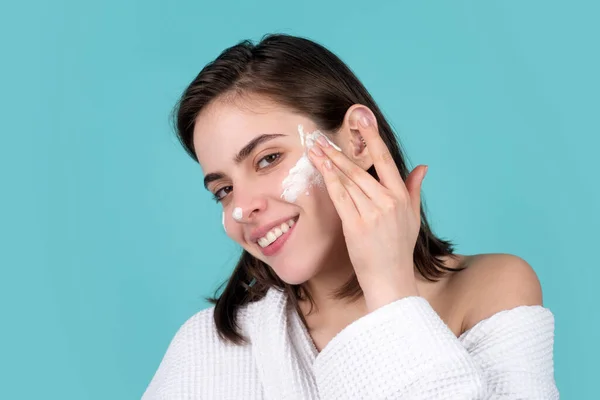Woman beauty face, portrait of beautiful female model apply a cleansing mask on face. Skincare and healthy skin, spa facial treatment concept. — Stock Photo, Image