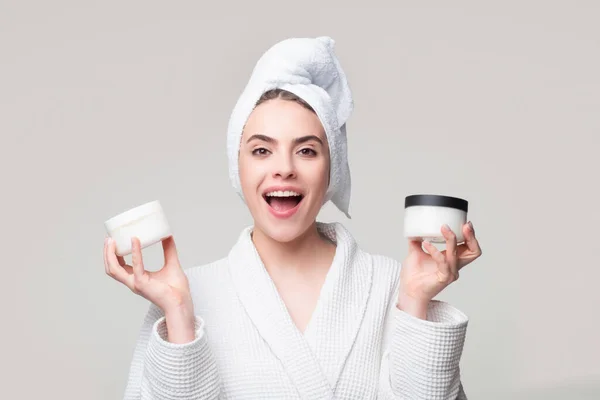 Concepto de cuidado de la piel femenina, proponiendo un producto cosmético. Gestos para publicidad. —  Fotos de Stock