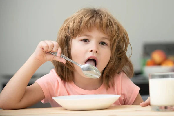 Белый мальчик-младенец ест здоровый суп на кухне. Детское питание. — стоковое фото
