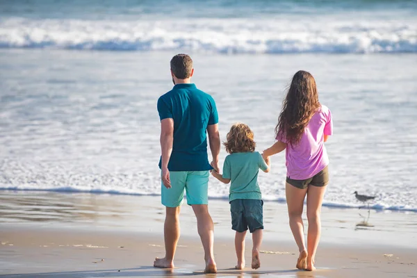 Vader moeder en kind op het zomerstrand bij zonsondergang op Maui. Begrip "vriendelijk gezin". — Stockfoto