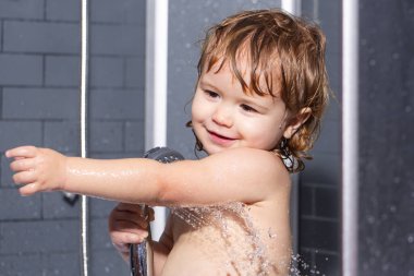 Bebek hijyeni ve sağlık hizmetlerini yıka. Köpük banyosunda bebek yüzü. Mutlu komik bebek banyoda yıkandı.