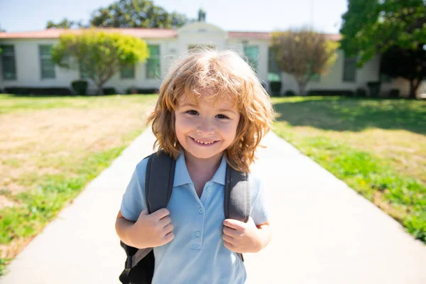Engraçado cara de menino da escola feliz. Menino da escola primária correndo na escola. — Fotografia de Stock