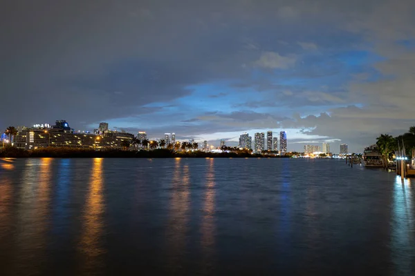 Miami-Nacht. Kreuzfahrtschiff im Hafen von Miami bei Sonnenuntergang mit mehreren Luxusyachten. Nachtaufnahme von Kreuzfahrtschiffen in der Nähe des Hafens von Miami. — Stockfoto