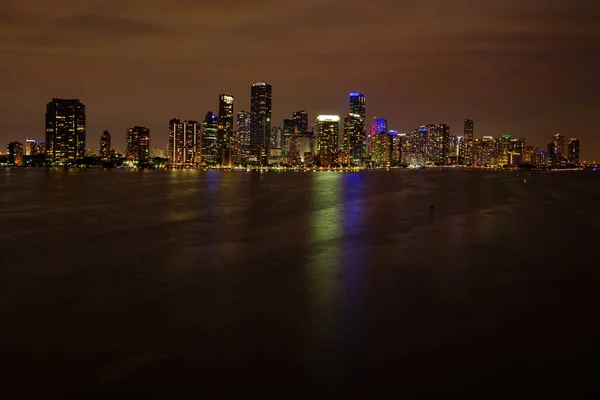 Miami City-kväll. Panoramautsikt över Miami vid solnedgången, natt i centrum. — Stockfoto