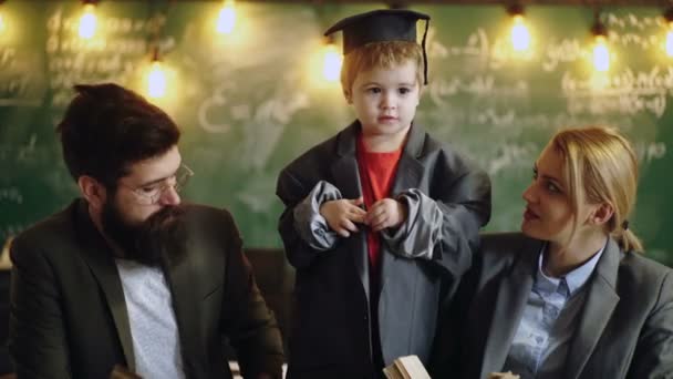 Família estudando na aula. Criança da escola primária. Conceito de educação e leitura. — Vídeo de Stock