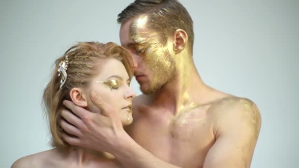 Amor sensual. Un beso dorado. Pareja con maquillaje dorado. Maquillaje de arte de moda. Retrato facial. — Vídeos de Stock