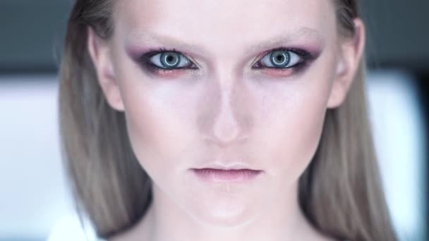 Krása detailní oči make-up. Oční stíny. Módní a kosmetika. Ženský portrét. — Stock video