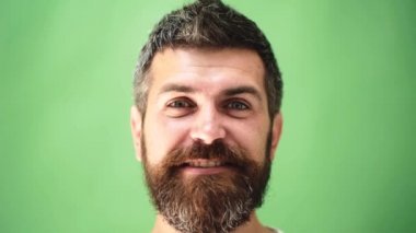 Mutlu sakallı adam. Yakından gülümseyen bir portre. Gülen adam. İnsanların duygu konsepti. Yakışıklı adam gülümsüyor. Olumlu düşün. İzole edilmiş.