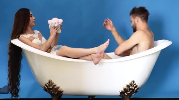Концепция отношений. Пара рутинных. Семейная жизнь. Мужчина и женщина играют в ванной. Счастливая пара. — стоковое видео