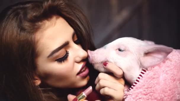 Grymhetsfri kosmetika. Test av kosmetika från djur. Djurens rättigheter protesterar. Kvinna med läppstift och gris. — Stockvideo