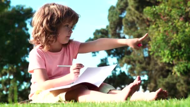 Aprendizaje infantil en el patio. De vuelta a la escuela. Educación al aire libre. — Vídeos de Stock