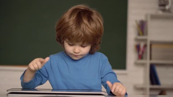 태블릿있는 애. 아이들은 디지탈 랩탑을 사용 합니다. 가정 학습. 이 학습 및 온라인 교육 개념. — 비디오