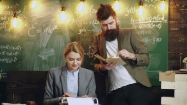 Güzel genç sekreter antika daktilonun yanında oturur ve kağıt kağıtlarla girişler yapar. Profesör sınıfta ders veriyor..