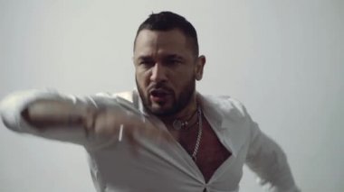 İfade konsepti. Kızgın agresif adam bağırıyor. Genç ve yakışıklı adam üzgün ve endişeli, kızgın ve korkmuş..