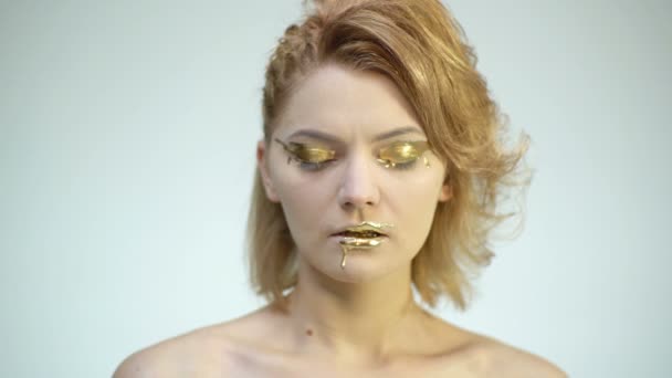 Złoty żeński makijaż. Skóra sztuki mody. Kobieta złoty twarz portret zbliżenie. — Wideo stockowe
