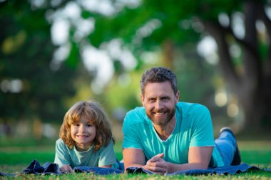 Baba ve oğul birlikte dışarıda vakit geçiriyorlar..
