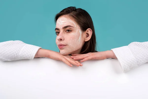 Hermosa mujer joven crema mascarilla facial. Banner con espacio de copia. —  Fotos de Stock