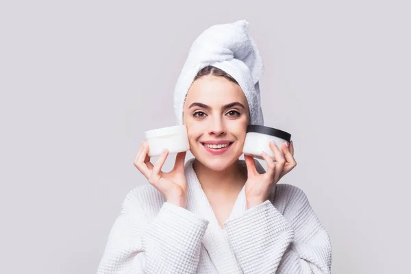 Mujer sonriente con productos cosméticos para el cuidado de la piel. Gestos para publicidad. Hermoso retrato femenino. —  Fotos de Stock