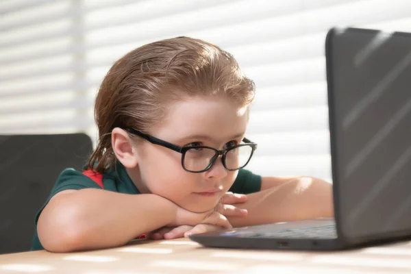 Schooljongen leerling die thuis studeert met laptop. Thuisschool, online onderwijs, thuisonderwijs. — Stockfoto