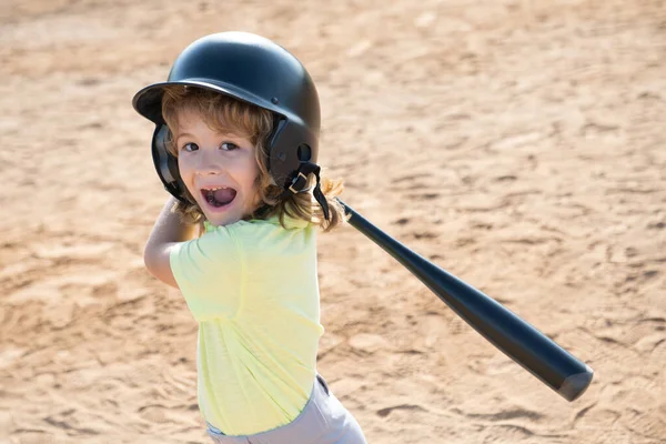 Spannend kind dat honkbal speelt. Slagman in de jeugdcompetitie krijgt een hit. Jongen kind slaat een honkbal. — Stockfoto