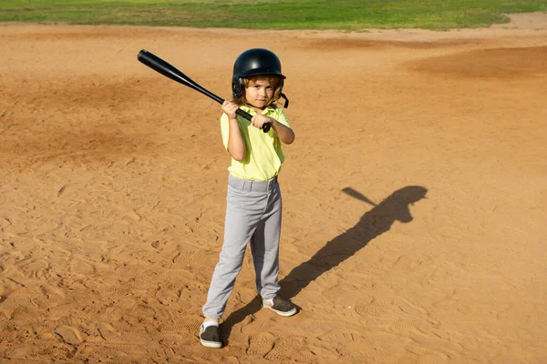 Kinder slagvrouw op het punt om een worp te raken tijdens een honkbalwedstrijd. Kid honkbal klaar om te slaan. — Stockfoto