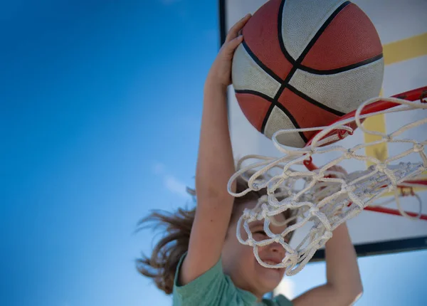Παιδική σπορ δραστηριότητα. Παιδιά που παίζουν μπάσκετ. Παιδική σπορ δραστηριότητα. Αστείο ενθουσιασμένο παιδί αθλητής. — Φωτογραφία Αρχείου