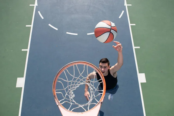 Basketbal pouliční hráč s basketbalem venkovní. — Stock fotografie