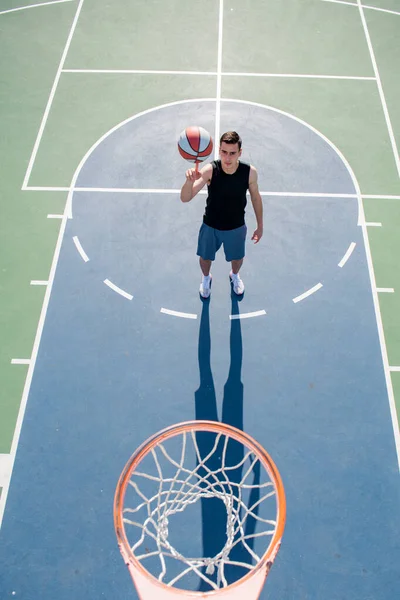 Jugador de baloncesto, vista superior. Hombre jugando baloncesto, por encima de aro de hombre disparando baloncesto. — Foto de Stock