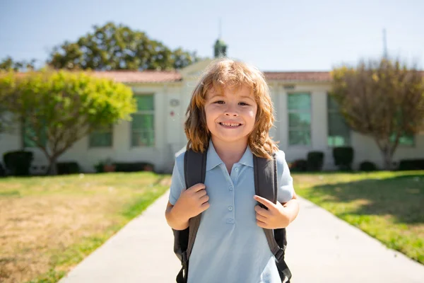 Aluno vai estudar com mochila. Que cara engraçada de rapaz. Escolar a correr no parque infantil até ao fim da aula. Vocação escolar. Ir para a escola. — Fotografia de Stock