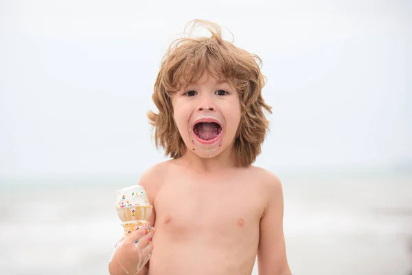 Un ragazzino che mangia gelato. Gelati per bambini, ghiaccioli eccitati e felici durante le vacanze estive. — Foto Stock