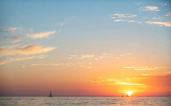 Восход солнца, солнце, голубое небо с облаками и морской пейзаж. — стоковое фото