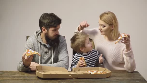 Familie die pizza eet. Gelukkige ouder kind met favoriete eten. Gelukkig samen vrije tijd, hongerige man vrouw eet pizza. — Stockvideo