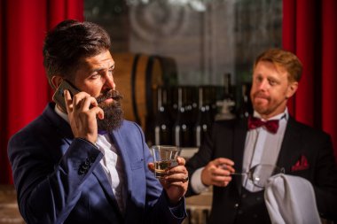 Bardaki adam. Alkol içeceği. Geleneksel viski içkisi. Tezgâhtaki barmen..