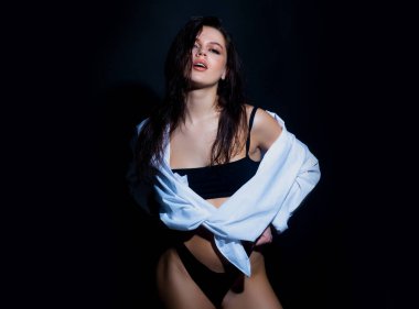 Seksi güzel kız, şehvetli genç kadın. Moda ve güzel kadın yüzü.