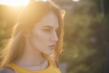 Dışarıda poz veren güzel genç bir kadın. Yazlık kıyafetli şık bir kız. Açık hava kadın portresi.