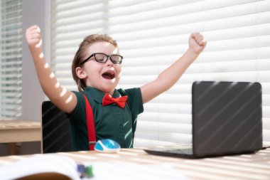 Öğrenci, evdeki online dersi sırasında ödev matematiği okuyor. Video öğretmeniyle öğrenci çalışması.