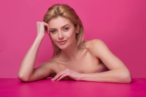 Mulher de beleza rosto retrato no estúdio. Menina bonita com pele limpa, maquiagem natural. — Fotografia de Stock