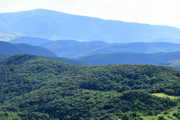 Roménia transcarpatia paisagem rural. Montanhas ou colinas vista panorâmica. — Fotografia de Stock