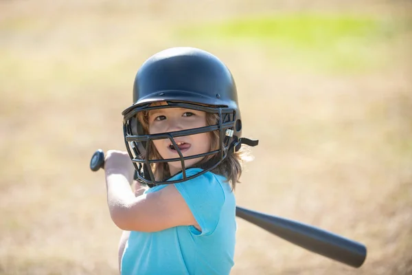 A gyerek baseball játékos készen áll az ütésre. Egy gyerek baseball ütővel a kezében.. — Stock Fotó