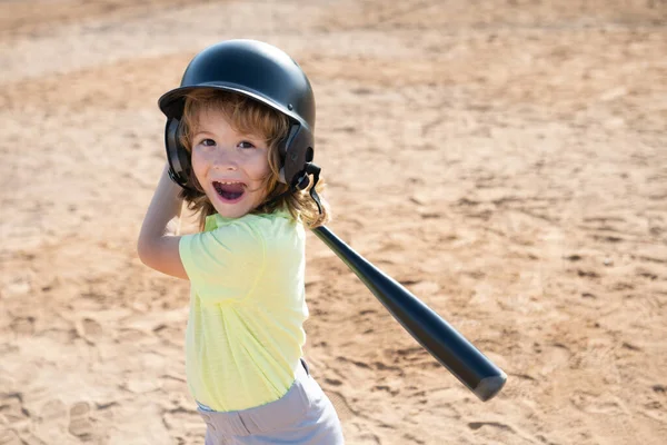 Portret van een opgewonden honkbalspeler kind met helm en honkbalknuppel. — Stockfoto