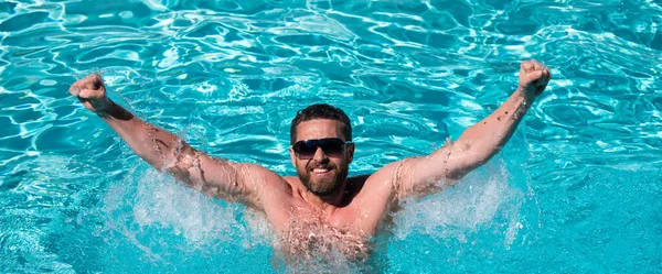 Hombre feliz en la piscina. Vacaciones de verano. Hombre de verano. Piscina resort. Chico en el agua. —  Fotos de Stock