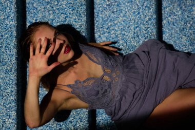 Açık havada şehvetli çekici genç kadınlar. Genç moda kızı..