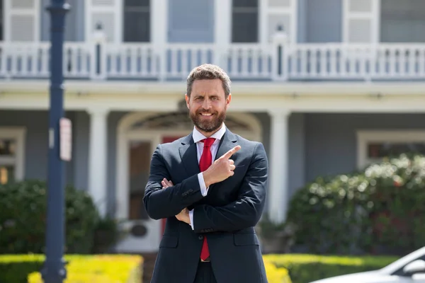 Affärsmän står utanför ett modernt hus. Fastighetskoncept. Agent redo att sälja hem. — Stockfoto