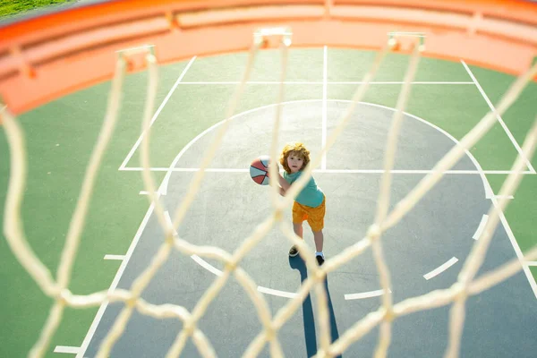 Çocuk topla basketbol oynuyor. Basketbolcu çocuk. Çocuk sporları etkinliği. — Stok fotoğraf