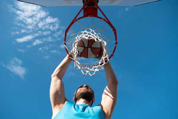 Кавказский баскетболист команды в действии, движение в прыжке по небу. Концепция спорта, движения, энергии и динамичного, здорового образа жизни. Обучение, практика. — стоковое фото